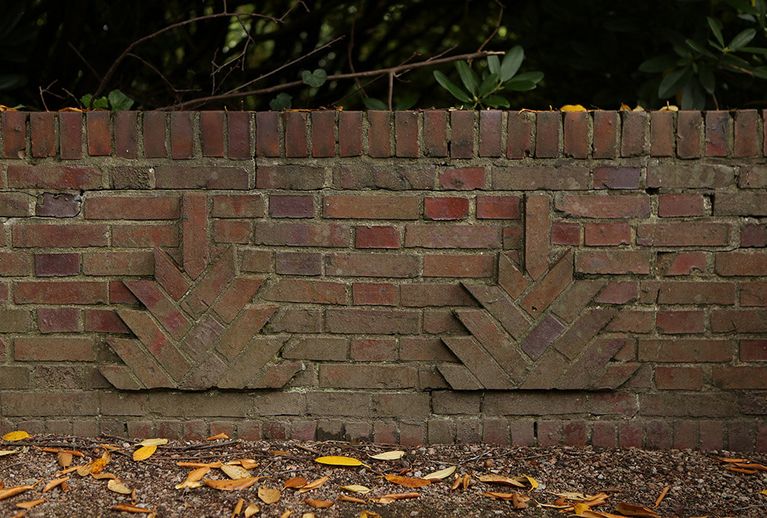 An der historischen Klinkermauer